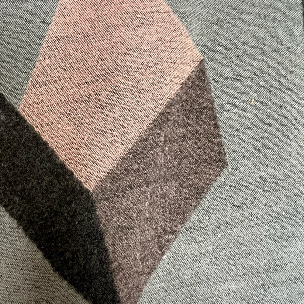 Soia & Kyo Larisa Blanket Scarf gray pink wrap